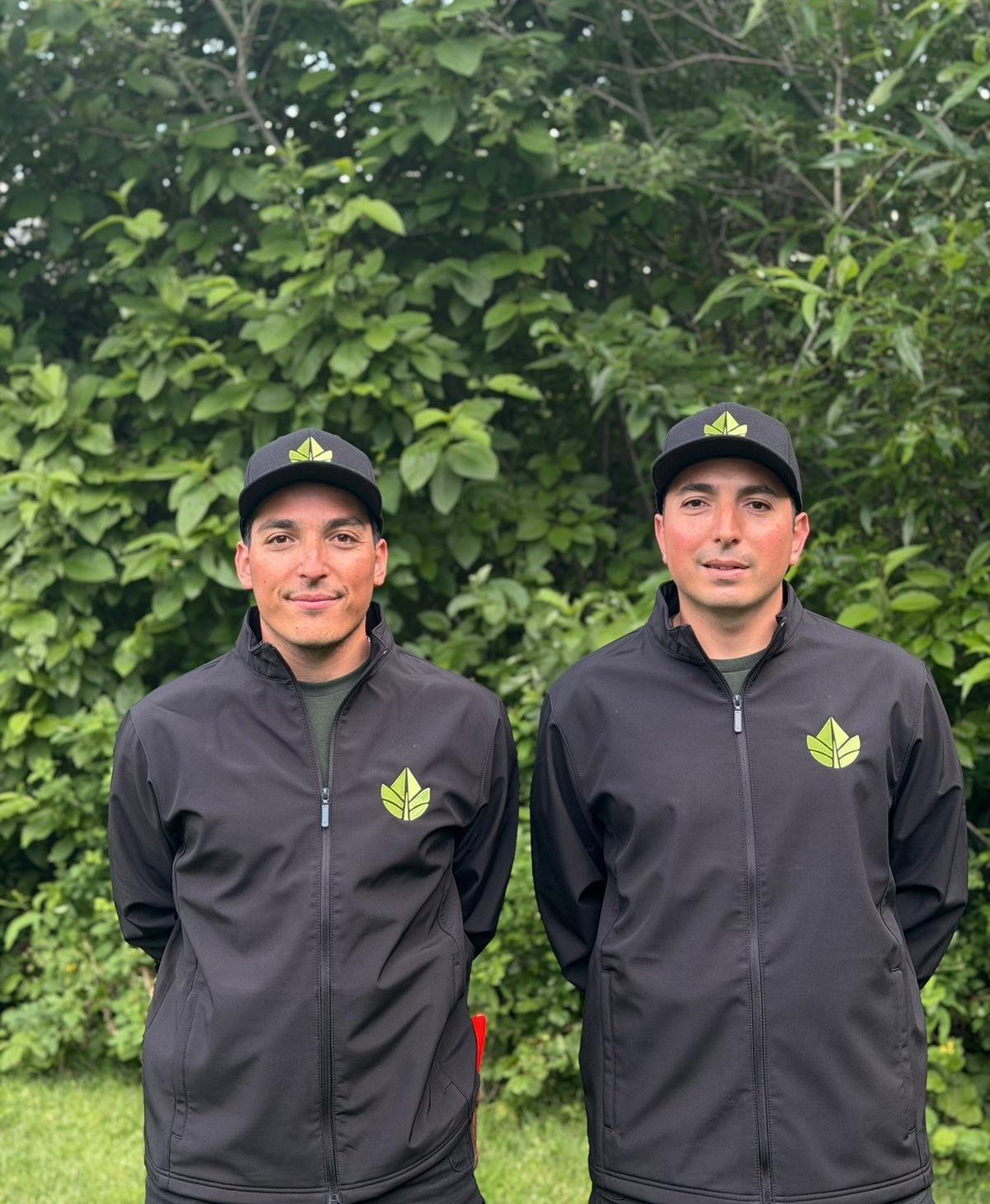 Fundadores de Hábitat Jardín con uniforme de la marca